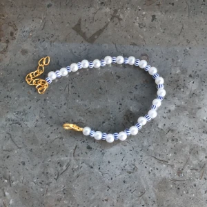 Pärlat armband - Säljer detta jättefina armbandet som har en förlängningskedja så den passar alla💕💕