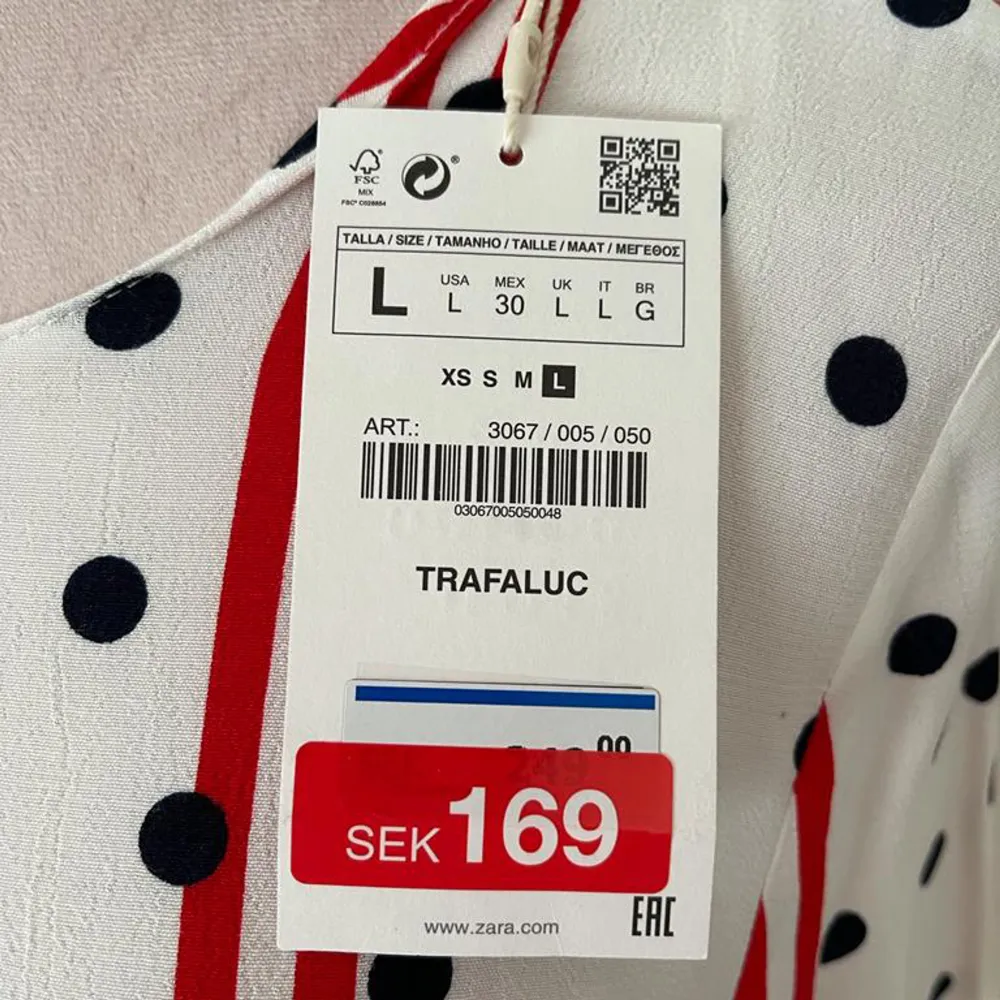 Helt ny Zara blus med öppen rygg. Storlek L men passar även S-L. Original pris 250kr, köpt för 169kr och nu säljer jag den för 150kr❣️. Blusar.
