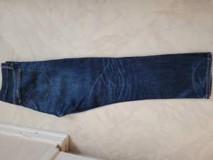 Jeans från Polo Ralph Lauren  Storlek 29 ( M) Begagnade men fortfarande i jättefin skick. Mått: längd från midja till slutet 90 cm. Innermått: 62 cm. Midja: ca 82 cm.