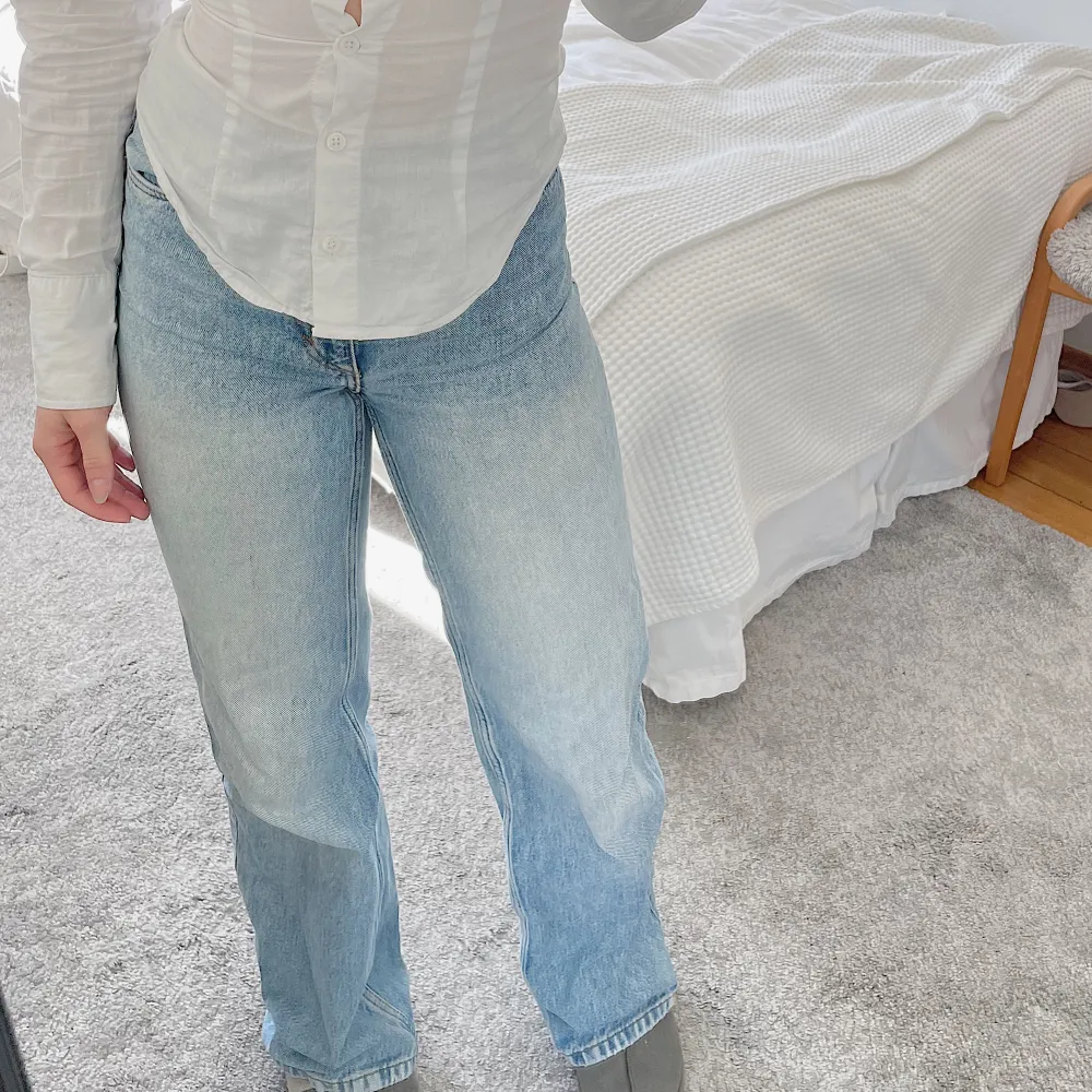 Ljusblå raka högmidjade jeans. Supersnygga och som nya. . Jeans & Byxor.