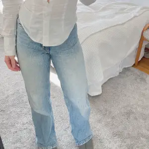 Ljusblå raka högmidjade jeans. Supersnygga och som nya. 