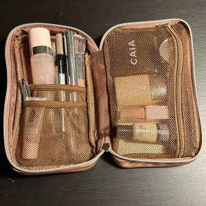 Caia necessär!  - Säljer min Caia nessisär den får plats med otroligt mycket. Men säljer då jag har köpt mig en Marlene Birger necessär!