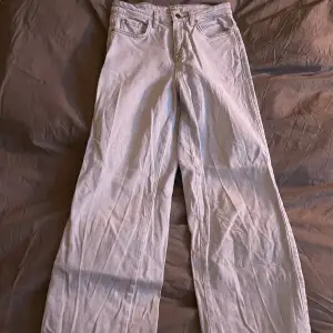 Jeans från Madlady, jättesköna helt perfekta. Men säljer nu för att de börjar bli för små.. lagom långa för de som är runt 1,60