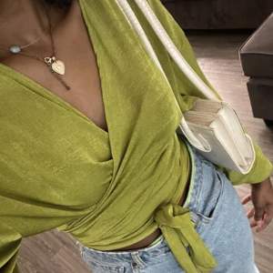 Sjukt fin grön blouse som är perfekt till sommaren, storlek S/XS, man knyter den från midjan, väldigt väldigt fin och passar med alla jeans✨💚😍200kr + frakt💗köpt från Secondhand