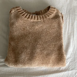 Begie tröja - Säljer en begie tröja. Hela tröjan är i färg begie. Det är ett mjuk material på utsidan, jätte skön och varm.