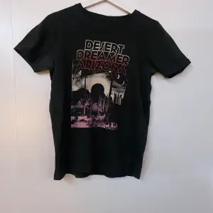 T-shirt är använd ett antal gånger. Köpte den för 200kr men säljer den för 80kr. Den är vintage och är i storlek S. Kan mötas upp i Örebro eller fraktas. (OBS: köparen står för frakten) 