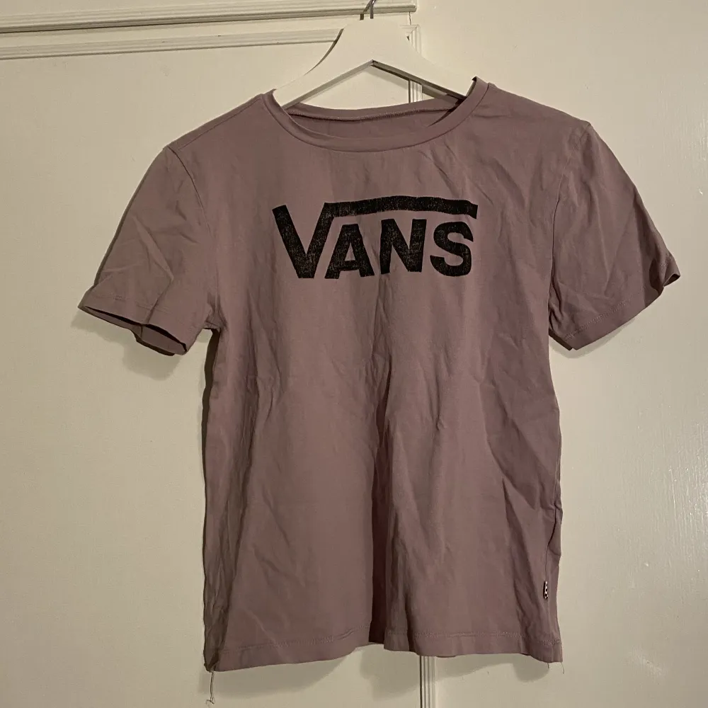 Lila-ish Vans T-shirt💜. T-shirts.