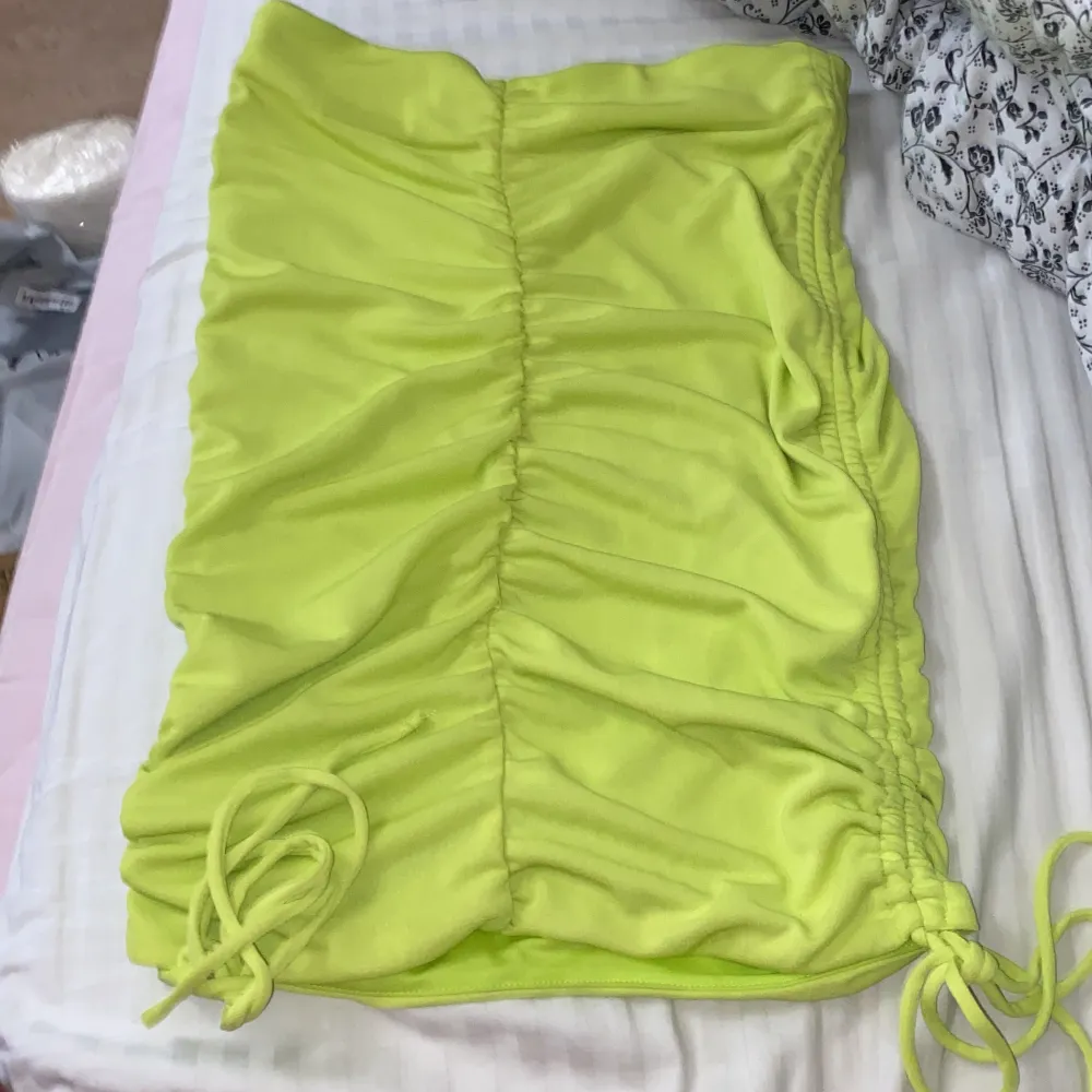 En helt ny limegrön kjol från Gina Tricot som är jättefin på. Man kan ha den på sommaren, på fester eller andra tillfällen. Har snören på sidorna. Säljer då det var fel storlek. Storleken är S. Nypris: 299kr. . Kjolar.