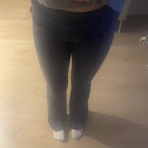 Brandy Melville  byxor - Säljer mina ”priscilla pants” från Brandy Melville . I färgen faded navy blue.Köpta för 250 kr. Dom är helt nya och har aldrig använt dom,lappen finns kvar. 🫶🏻