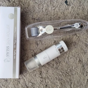 Skinroller - Swiss skinroller 0,20mm plus serum. Testat en gång och noga rengjord och spritad, därefter bara legat i sin låda. 100 kr inkl frakt. 