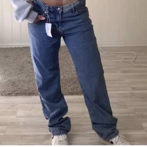 Säljer dessa fina low waist jeans ifrån bikbok för att dom tyvärr är för stora på mig. Ser ut som på första bilden (första bilden är lånad). Passar på mig bra i längden som är 170cm. Knappt använda och köpte för 600kr pris kan diskuteras💕🌸