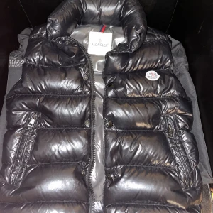Moncler väst - Säljer pga av att den är för liten, den är äkta. Storlek 00 mostsvarar xxs