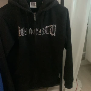 Ziphoodie  - Jag säljer denna tröja i fint skick, kanppt använd. Pris kan diskuteras!