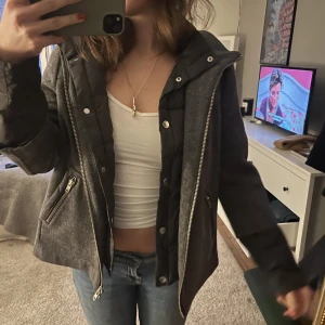 Jacka  - Super snygg jacka nu till våren! Det är en in sydd tunn dunjacka i jackan (som man ser på armarna och kragen! Använd cirka 2 gånger. Står inte vilken storlek men skulle säga S