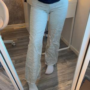 Beiga jeans med mörkare linjer, köpte på pull&bear. Orginal pris ca, 600kr. Andvända tolat ca. 5 ggr. Priset kan diskuteras! Kan mötas upp i Uppsala 