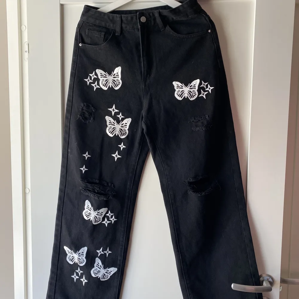 Svarta jeans med fjärilar aldrig använda . Jeans & Byxor.