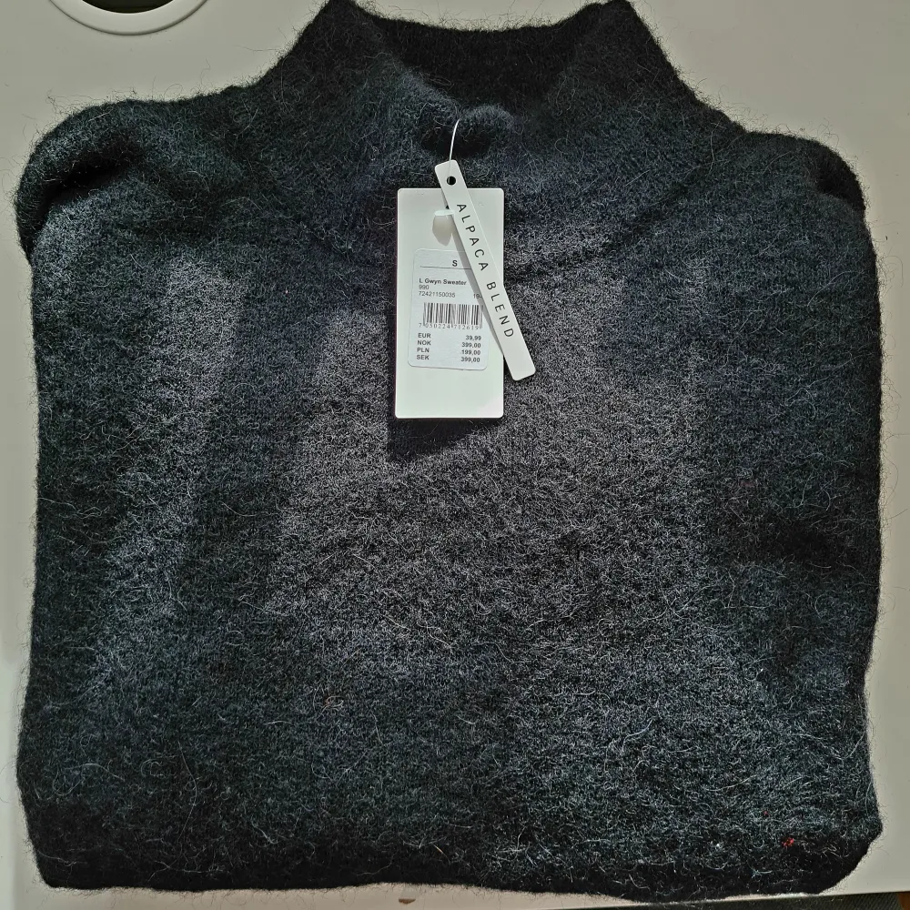 Stickad lite längre tröja med alpacka blend från Cubus. Aldrig använd då jag har två andra liknade tröjor. Nypris 399 kr.. Stickat.