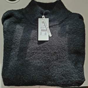 Stickad lite längre tröja med alpacka blend från Cubus. Aldrig använd då jag har två andra liknade tröjor. Nypris 399 kr.