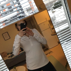 Vit träningströja från Nike - En superskön och tight tröja från Nike, använder nästan aldrig :)