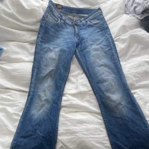 Lee Darkwash flared jeans - sitter tight, är perfekt längd, inte för lång eller kort. Skriv privat om ni vill se den på.
