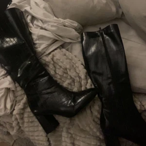 Stövlar  - Säljer dessa jättefina stövlarna i storlek 37 eftersom dem inte längre kommer till användning, passar även mig som brukar ha storlek 38💕