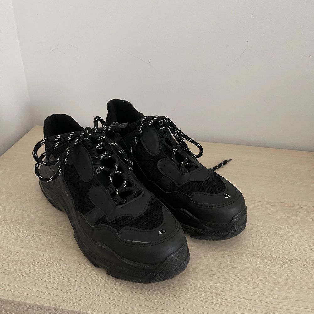Svart Svarta sneakers - Balenciaga | Plick Second Hand