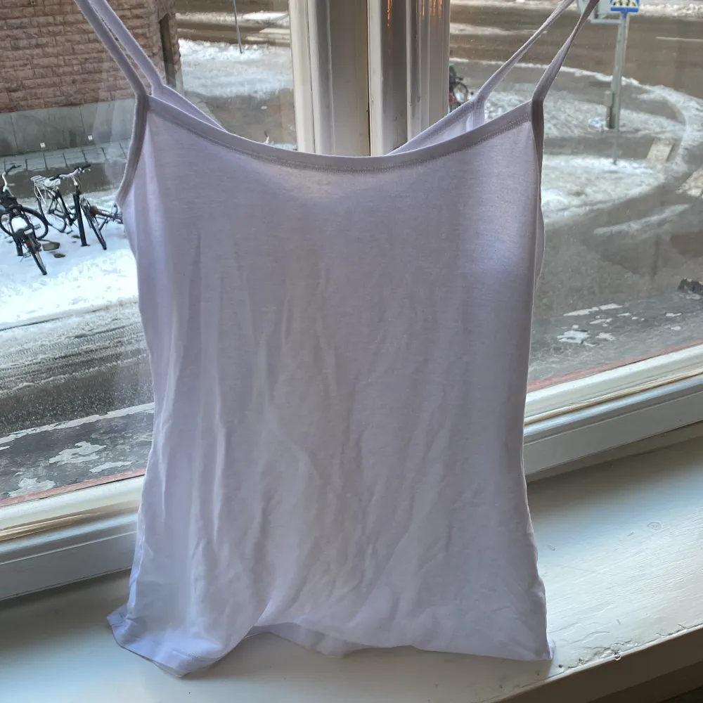 Basic vit linne vet dock inte var det är från. Lite större men passar s och m 💓💓 v-ringat. T-shirts.