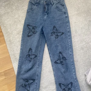 Byxor med fjärilar  - Säljer dessa byxor då de inte passar mig längre :( använda men i bra skick förutom att några trådar hänger lösa !! 