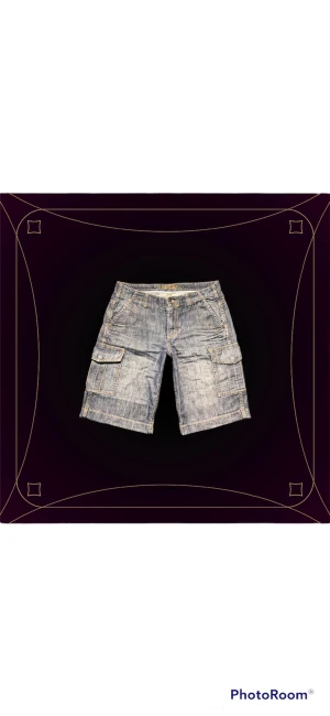 🌱 Schyssta cargo-jorts 🌼 - Slå till på årets första shorts mitt i snöyran! Snyggt denimtyg och coola fickor från märket Esprit • 🌸• Använda men felfria, bra kvalitet • Midja: 40 •-• Längd: 54 •-• Innerben: 28 • 🌙• Köp mer - betala mindre. Känn dig fri att komma med prisförslag •