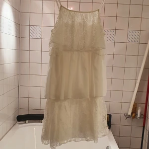 En volong klänning - Bra till studenten och passar xs_ m beror på