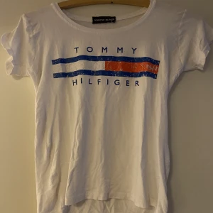 Tommy hilfiger T-shirt, vit - Hel och fin, inga hål eller fläckar, enda är väll att märket är lite slitet Köpte begagnat men den va för liten för mig🥹   Betalas med swish, köparen står för frakt