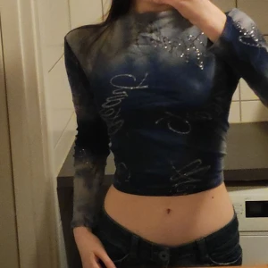 Mesh tröja  - Super fin blå mesh tröja med glitter detaljer. Den är endast see trough där bak annars har den blå linning 