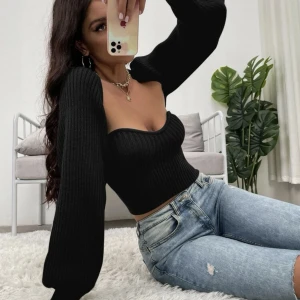 Topp och kofta - Två delar outfit, kofta och topp. Köpt från Shein för 249kr använd vid 1 tillfälle. Pris kan diskuteras vid snabb affär