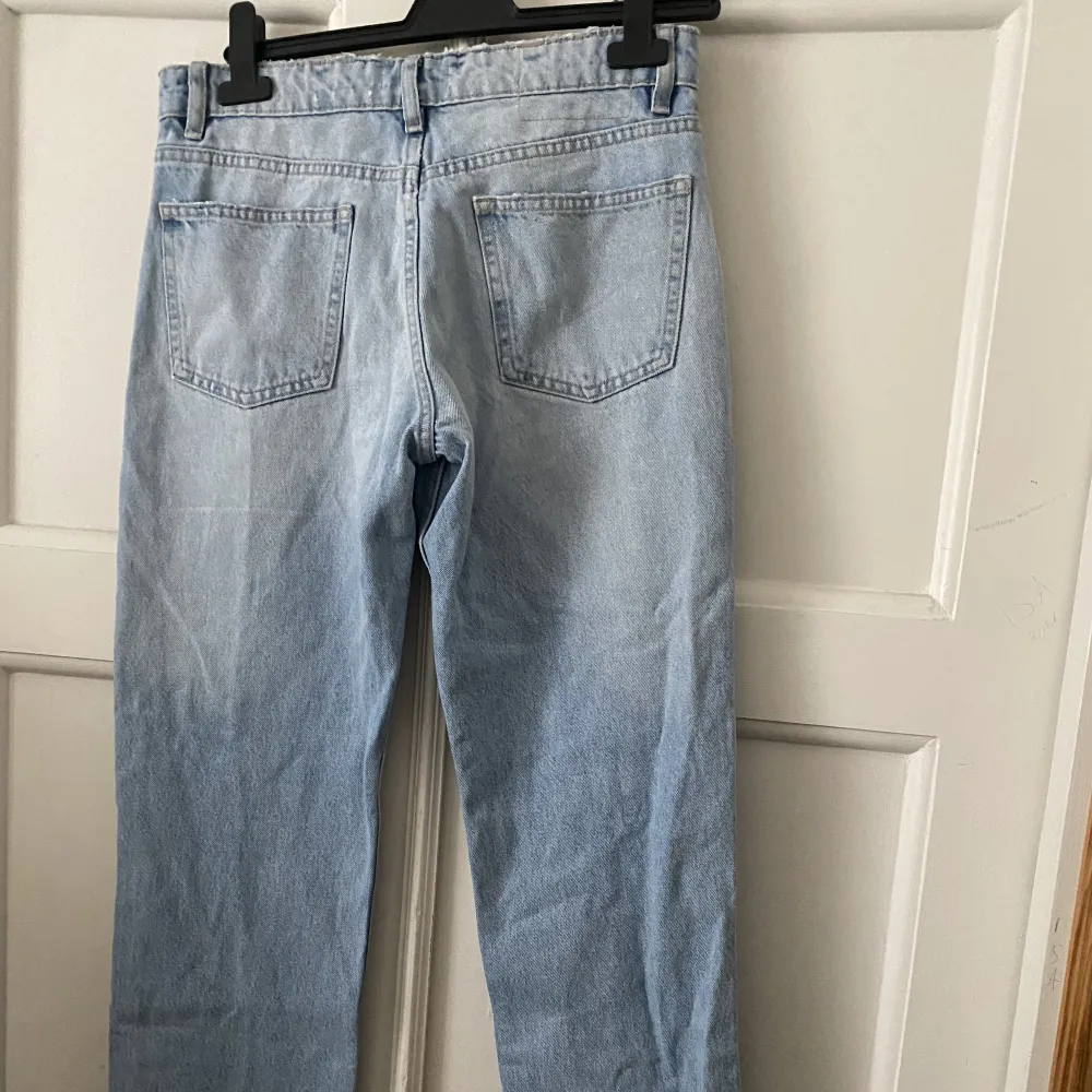 Säljer dessa i storlek 38 de är i deras mid Rise modell och inköpt för ca ett år sedan storlek 38 och passar ungefär upp till 170  . Jeans & Byxor.