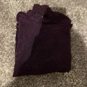 En lila glittrig tröja  - En lila glittrig tröja som är jättefin och i väldigt bra skick och är från Nelly i storlek s
