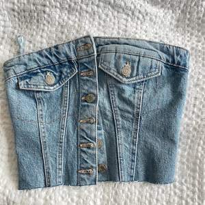 Säljer denna jeans korset aktiga toppen från zara. Har aldrig använt då den är för liten! Nypris 299kr