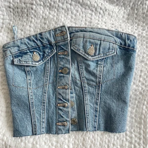 Jeans korsett - Säljer denna jeans korset aktiga toppen från zara. Har aldrig använt då den är för liten! Nypris 299kr
