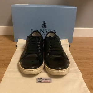 Lanvin - Hej! säljer nu dessa svarta lanvin skor i fint skick. Uk 6 vilket motsvarar 40-41. Skick 8/10.  Allt og tillkommer vid snabb affär. Perfekta skor inför sommaren! Hör av dig vid frågor eller funderingar🙌🏼