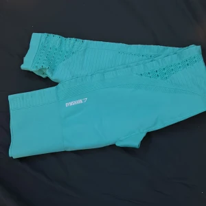 Gymshark träningsbyxor  - Jätte fina turkosa träningsbyxor från gymshark, nästan helt nya och använt Max 3 gånger. Inga slitage. Fina detaljer på sidorna av benen 😁💗
