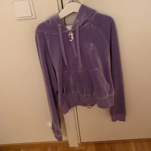 Juicy couture - Säljer min fina juicy kofta som är köpt från Urban outfitters för 1200kr. Jag kan inte hitta matchande byxorna därför säljer jag den. 