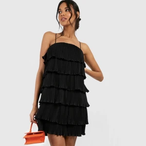 Svart klänning  - Säljer denna helt nya klänning från boohoo då den tyvärr inte satt bra på mig😩