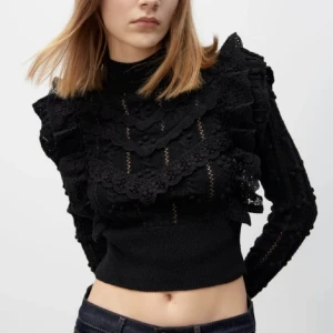 Topp - Söljer denna populära tröja från zara som är o fint skick. Kontakta för fler bilder 🌸