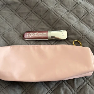 Smink  - Läppstift och ett gulligt pennskrin 