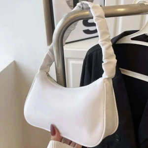 Söt väska 🤍 - Men snygg mindre väska! Helt oanvänd, kommer inte till användning 🤍