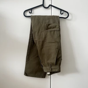 Gröna cargobyxor - Militärgröna högmidjade cargobyxor, endast testade!