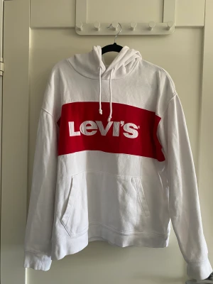 Levis hoodie  - Hoodie från Levis som knappt är använd. Den tvättas innan den skickas. Skriv vid mer bilder eller funderingar😊