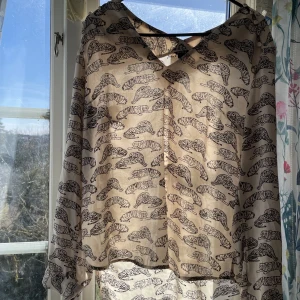 Blus med leoparder och tigrar - Blus i storlek 40