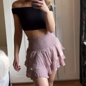 Volangkjol  - Säljer min volangkjol som jag aldrig har använt, har bara legat i min garderob utan att komma till användning. Super söt och fin nu till våren och sommaren💕 skriv för mer info 