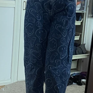 Pull&bear blåa smiley jeans - Tjocka smiley jeans, bra skick Mom fit
