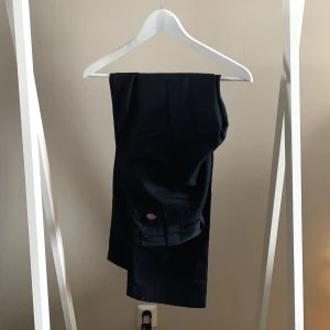 Dickies 874 workpant - Dickies 874 workpants i marinblått. Strl w30 l32 för att kunna vika ner dom som på bilden. Knappt använda. 150kr+frakt